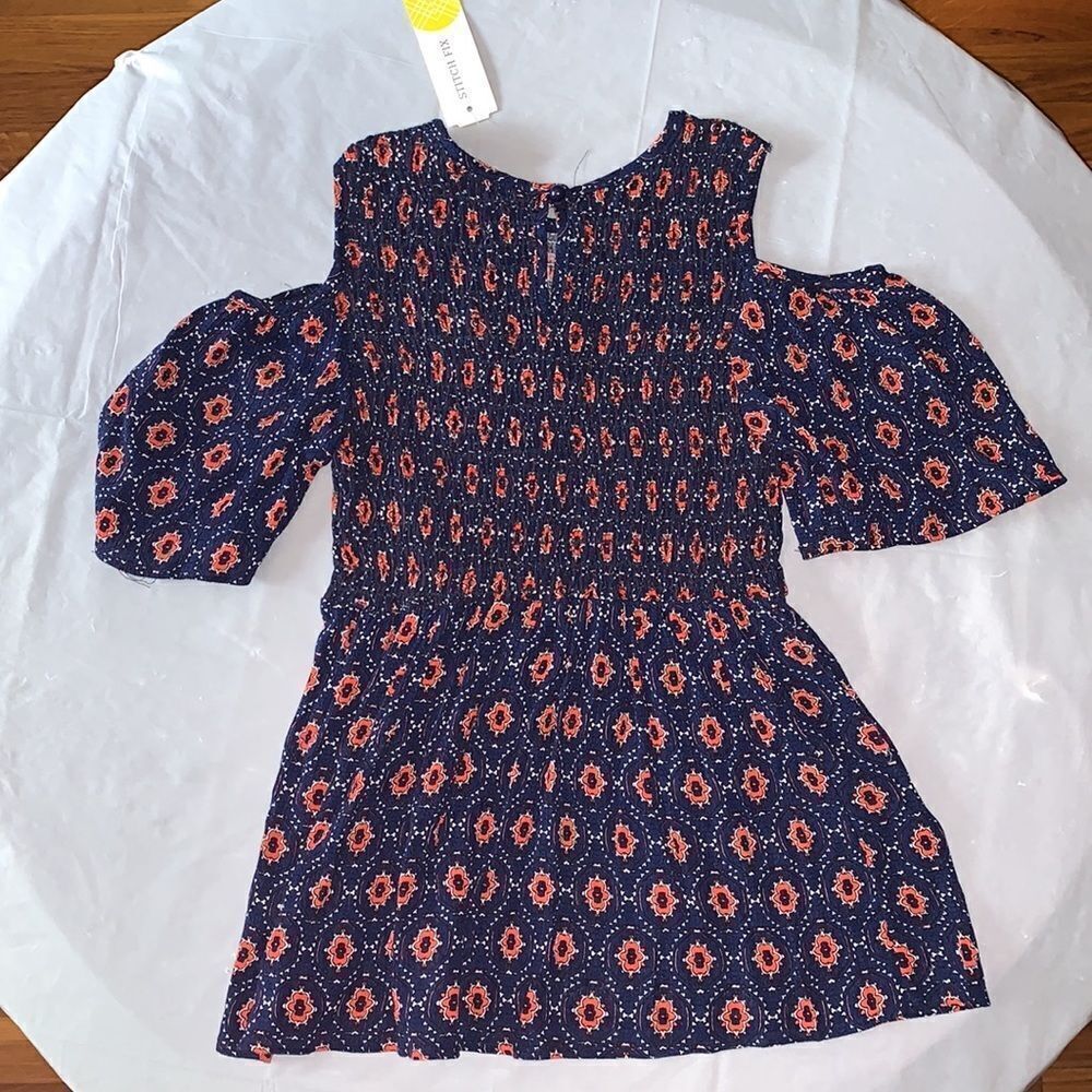 NWT Smocked Cold Shoulder Top. Size Small - Picture 2 of 4